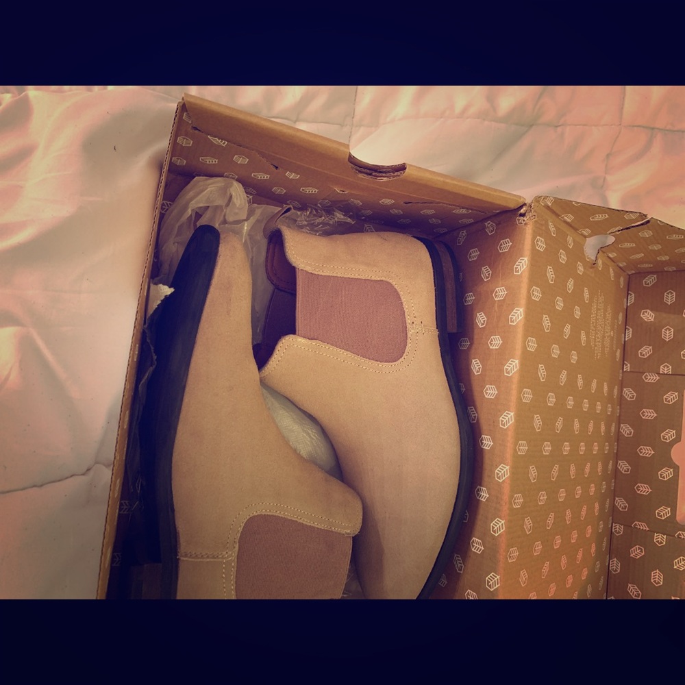 Beige color Chelsea boots